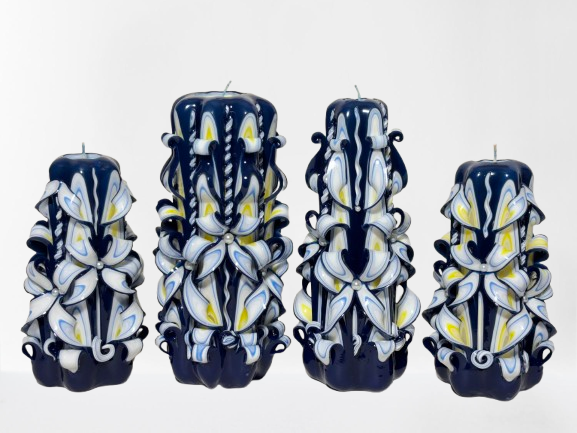 Geschenkset aus 4 handgeschnitzten Kerzen in tiefem Blau, Höhe 21 und 18 cm, mit Blumenschnitt-Design.