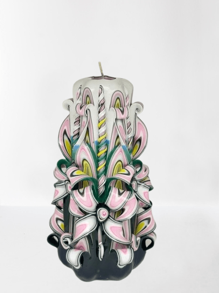Handgefertigte 18 cm Kerze im Schnittdesign als Blume in Rosa-Grün von Devela Kerzenmanufaktur Berlin – perfekt für jeden Anlass.