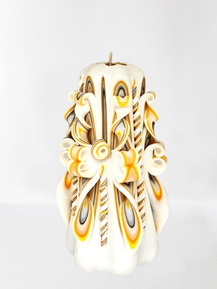 Eine kunstvoll handgeschnitzte Kerze in edlem Gold-Design, 18 cm hoch, mit detailreichen Verzierungen im Barockstil