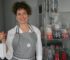 Teilnehmer eines Kerzen-Workshops in der DeVela Kerzenmanufaktur Berlin beim Schnitzen und Gestalten handgefertigter Kerzen