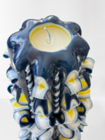 Geschenkset aus 4 handgeschnitzten Kerzen in tiefem Blau, Höhe 21 und 18 cm, mit Blumenschnitt-Design.
