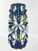 Geschenkset aus 4 handgeschnitzten Kerzen in tiefem Blau, Höhe 21 und 18 cm, mit Blumenschnitt-Design.