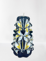 Geschenkset aus 4 handgeschnitzten Kerzen in tiefem Blau, Höhe 21 und 18 cm, mit Blumenschnitt-Design.