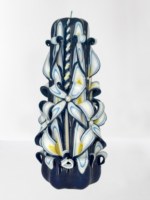 Geschenkset aus 4 handgeschnitzten Kerzen in tiefem Blau, Höhe 21 und 18 cm, mit Blumenschnitt-Design.