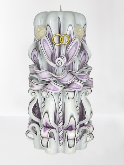 Elegante Hochzeitskerze in pastellfarbenen Lilatönen, 21 cm groß und ca. 900 g schwer. Verziert mit goldfarbenem Dekor in Form von Eheringen und zarten Kunstblumen (Dioröschen)