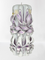 Elegante Hochzeitskerze in pastellfarbenen Lilatönen, 21 cm groß und ca. 900 g schwer. Verziert mit goldfarbenem Dekor in Form von Eheringen und zarten Kunstblumen (Dioröschen)