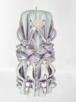 Elegante Hochzeitskerze in pastellfarbenen Lilatönen, 21 cm groß und ca. 900 g schwer. Verziert mit goldfarbenem Dekor in Form von Eheringen und zarten Kunstblumen (Dioröschen)
