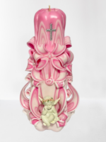 Geschnitzte rosa Engelkerzen mit symbolischen Motiven eines Engels und eines Kreuzes, die Liebe und Schutz repräsentieren.