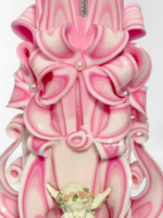 Geschnitzte rosa Engelkerzen mit symbolischen Motiven eines Engels und eines Kreuzes, die Liebe und Schutz repräsentieren.