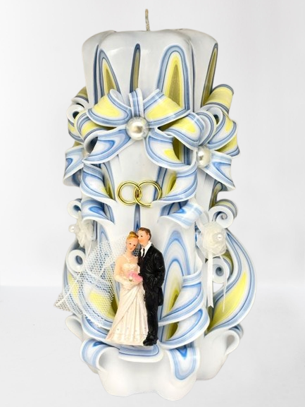 Handgeschnitzte Hochzeitskerze mit filigranen Verzierungen, goldenen Eheringen und einer Brautpaar-Figur – personalisierbare Kerze für die Hochzeit.