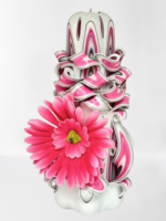 Kunstblume mit handgefertigte geschnitzte Kerze mit stilvoller Kunstblume – ideal für Geschenke