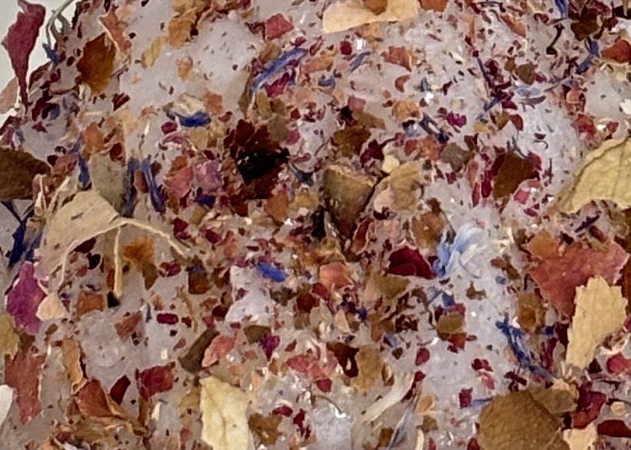 Kerzen in Form eines Hochzeitskleids, 14 cm hoch – Varianten in Weiß mit Blumenbluten