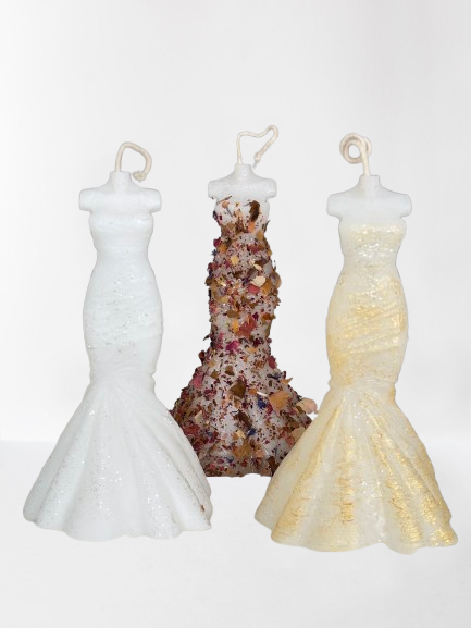 Drei Kerzen in Form eines Hochzeitskleids, 14 cm hoch – Varianten in Weiß mit Silberglanz, Weiß mit Goldschimmer und mit echten getrockneten Blüten verziert.